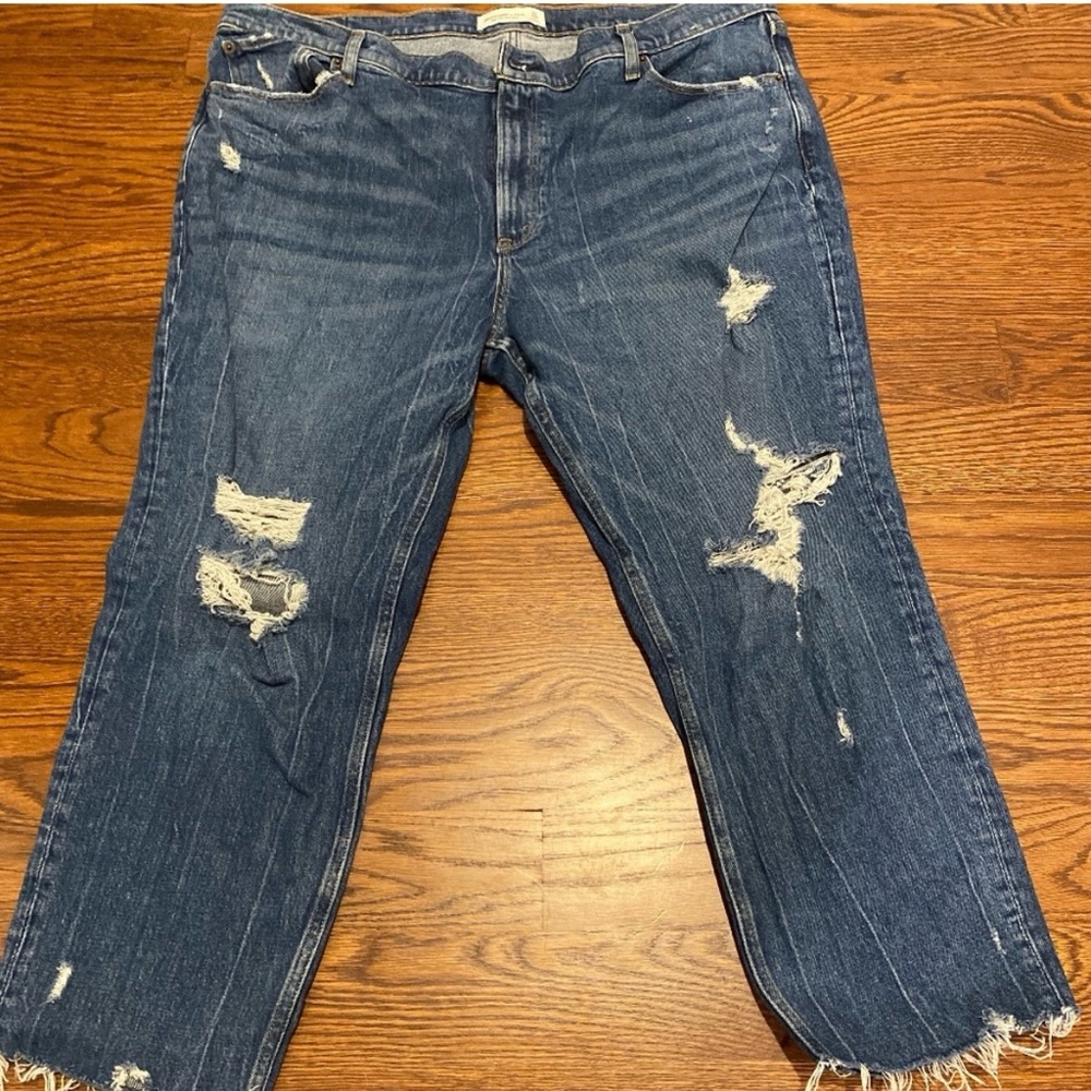 Abercrombie & Finch Distressed High-Rise Mom Jeans. Size 20